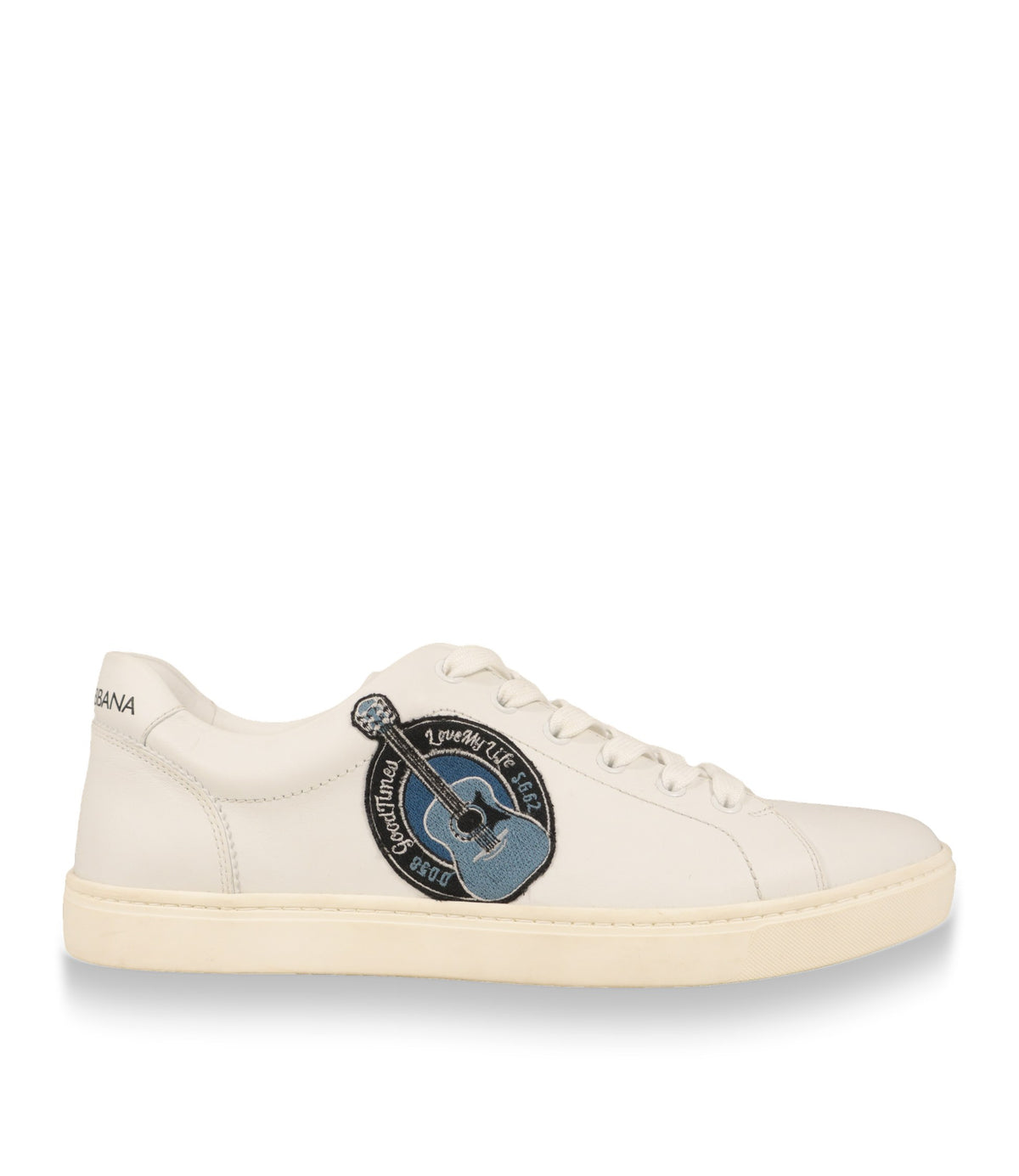 Dolce & Gabbana Sneaker in Weiß aus Leder mit blauem Gitarren-Patch, Seitenansicht