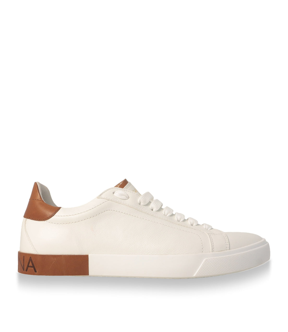 Dolce & Gabbana Sneaker aus weißem Kalbsleder in der Seitenansicht mit cognacfarbener Fersenkappe