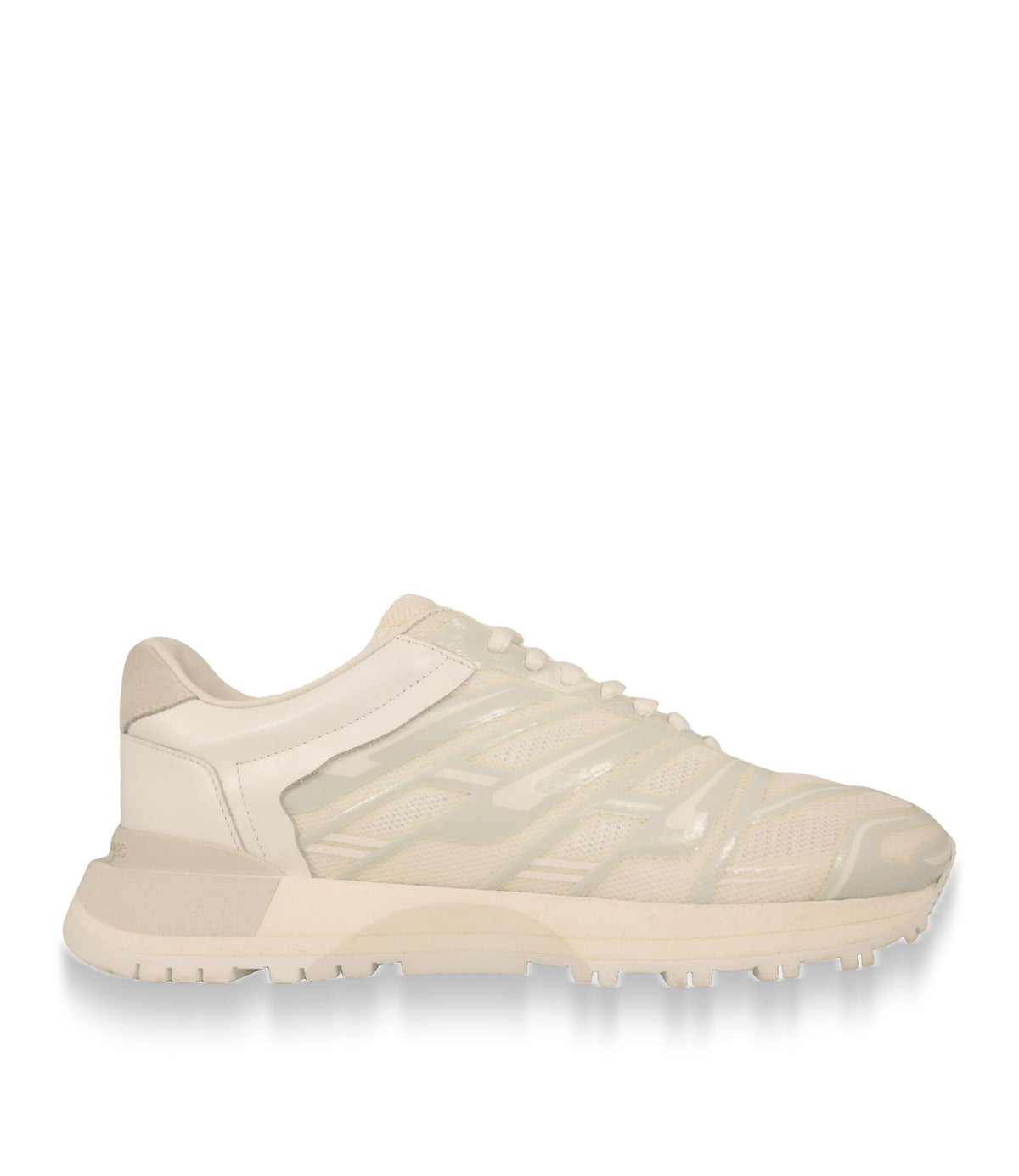 Maison Margiela Sneaker in Weiß, Seitenansicht mit grauen Overlays und profilierter Gummisohle