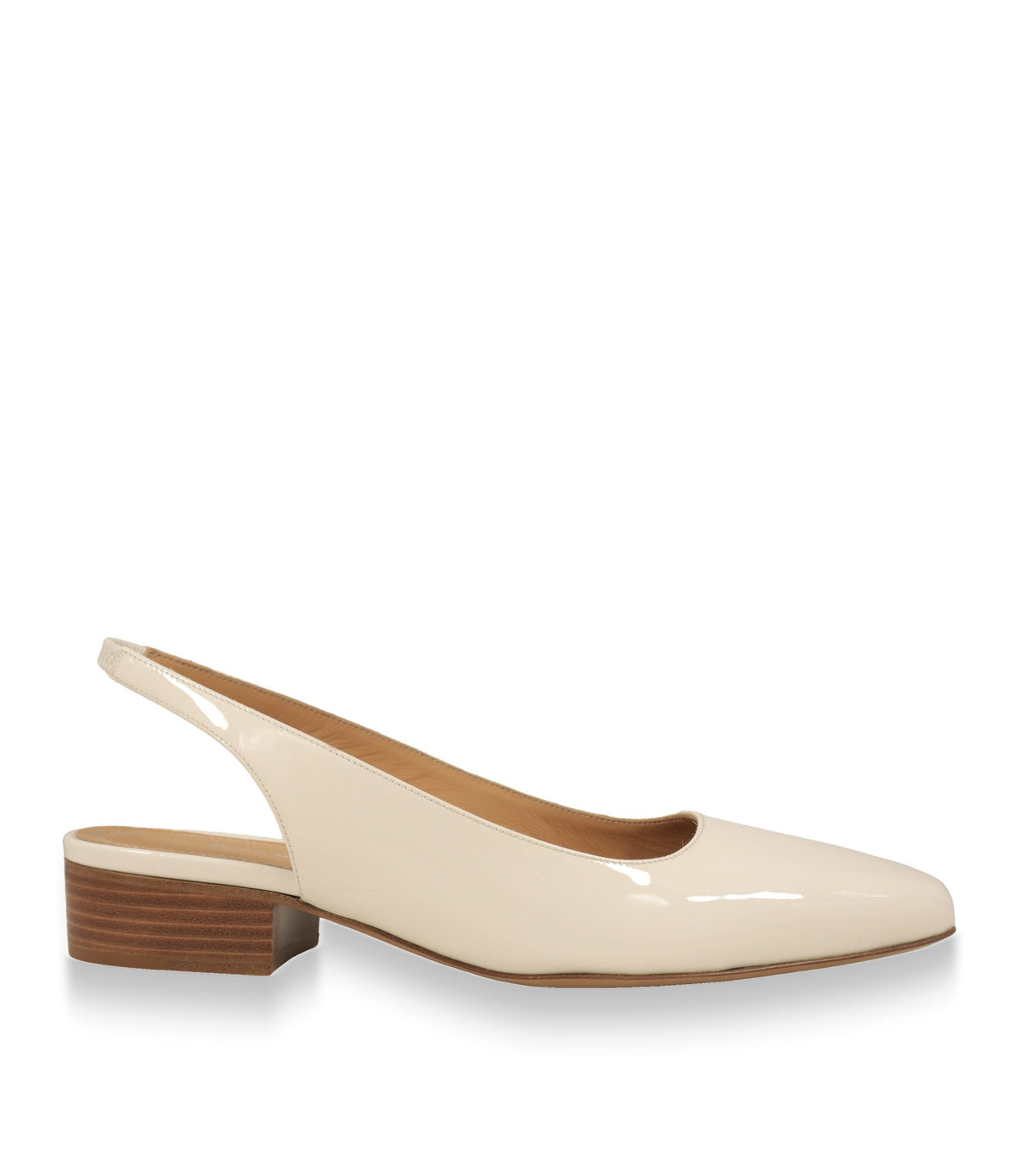 Maison Margiela Slingback Pumps in Cremeweiß aus Lackleder, Seitenansicht mit niedrigem Blockabsatz