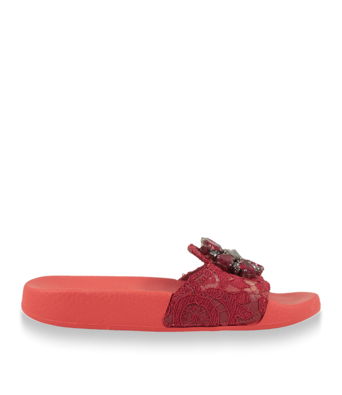 Dolce & Gabbana Badesandalen in Rot mit Spitze und Kristallen in der Seitenansicht