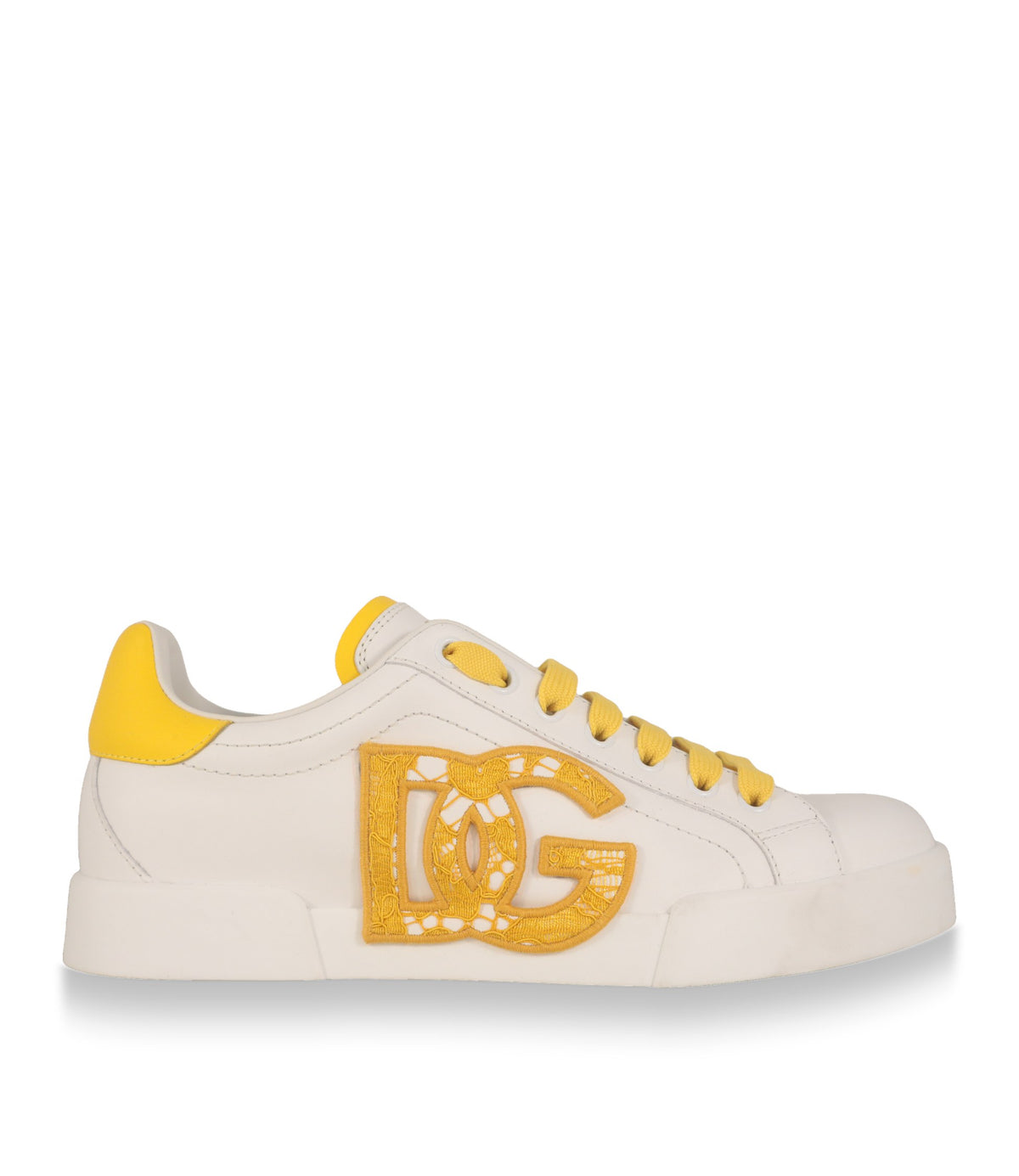 Dolce & Gabbana Sneaker in Weiß mit gelbem DG-Logo aus Spitze, Seitenansicht