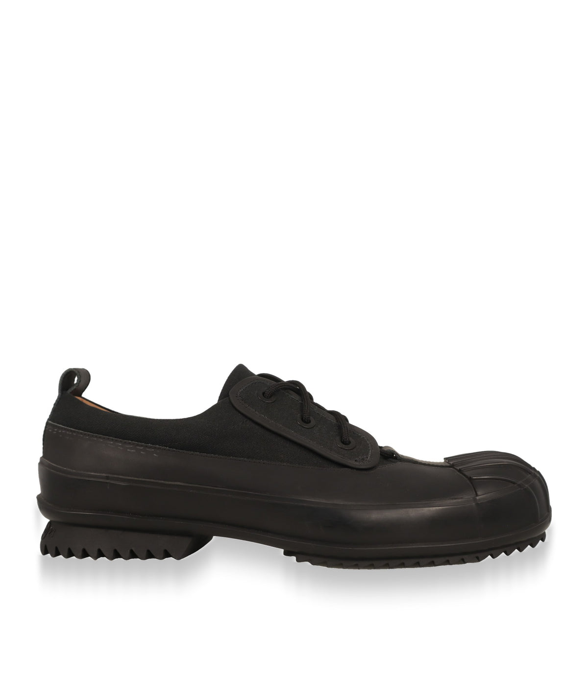 Maison Margiela Schnürschuhe in Schwarz, Seitenansicht mit Gummibeschichtung und Profilsohle