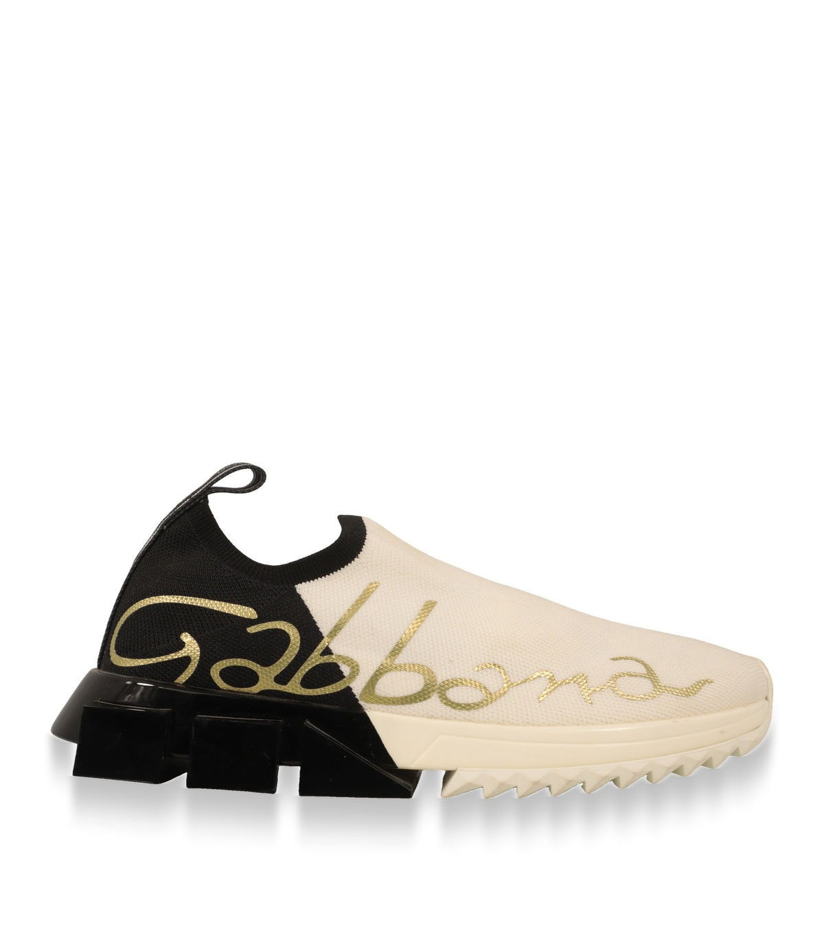 Dolce & Gabbana Slip-On Sneaker in Weiß mit schwarzer Ferse und goldfarbenem Gabbana-Schriftzug, Seitenansicht