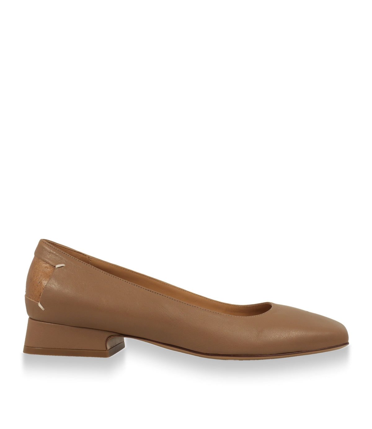 Maison Margiela Ballerinas aus beigem Leder in der Seitenansicht mit flachem Blockabsatz