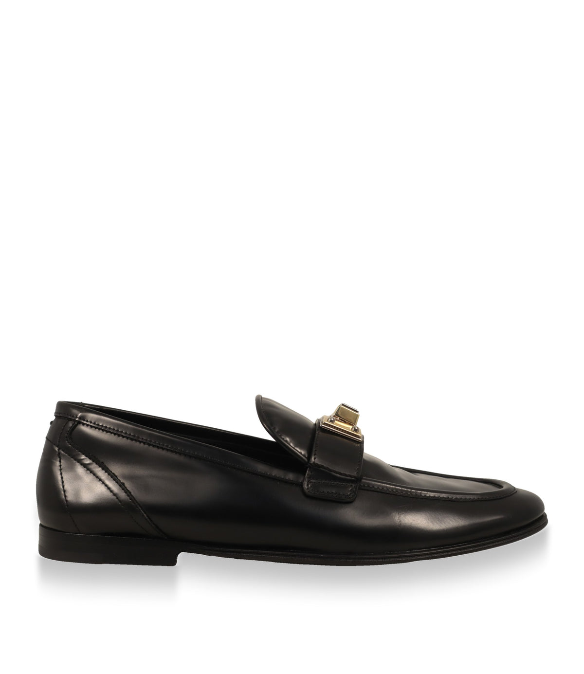 Dolce & Gabbana Loafer aus schwarzem Kalbsleder in der Seitenansicht mit goldfarbener DG-Logoplatte
