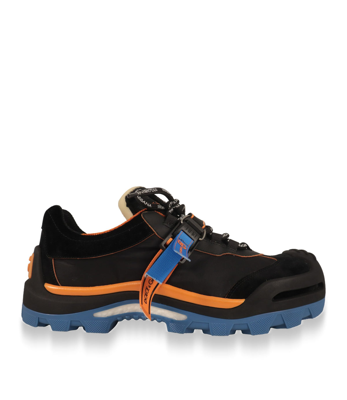 Dolce & Gabbana Sneaker Herren in Schwarz mit orangefarbenem Streifen und blauer Gummisohle, Seitenansicht
