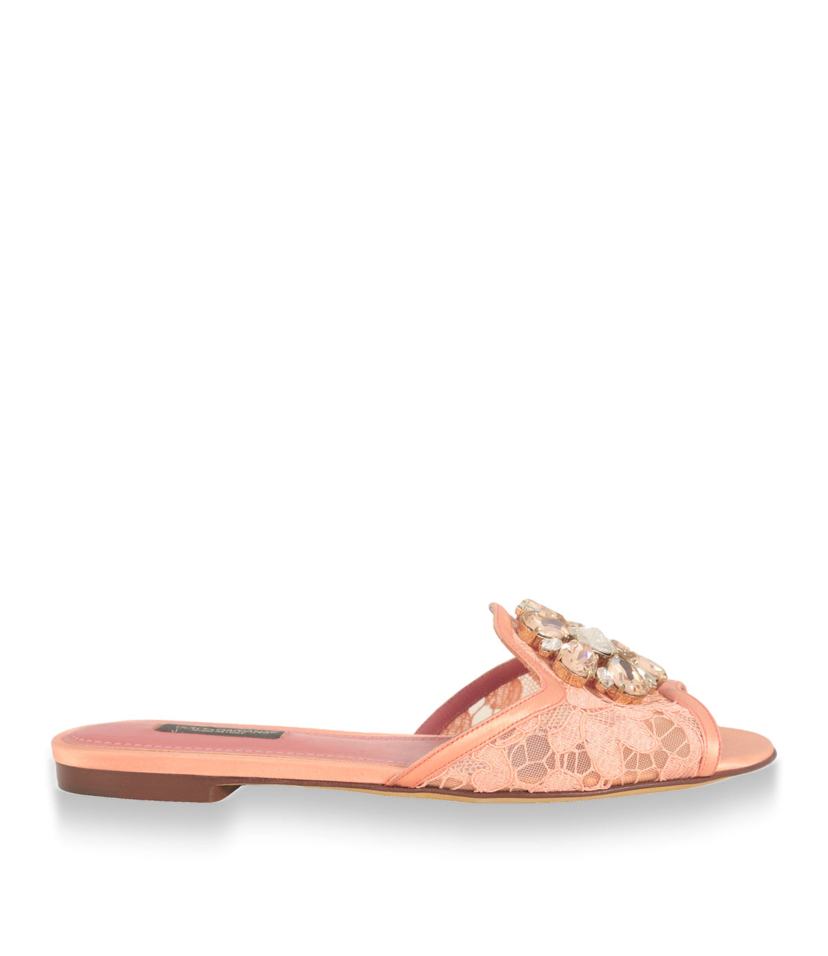 Dolce & Gabbana Pantoletten in Lachsrosa mit Spitze und Kristallbrosche in der Seitenansicht
