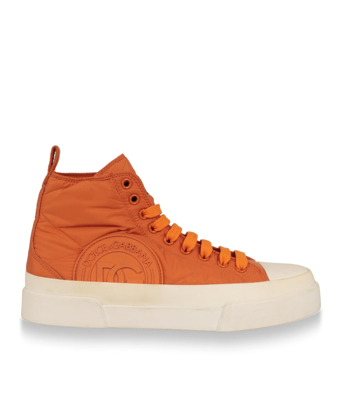 Dolce & Gabbana High-Top Sneaker in Orange aus Nylon, Seitenansicht mit geprägtem DG-Logo