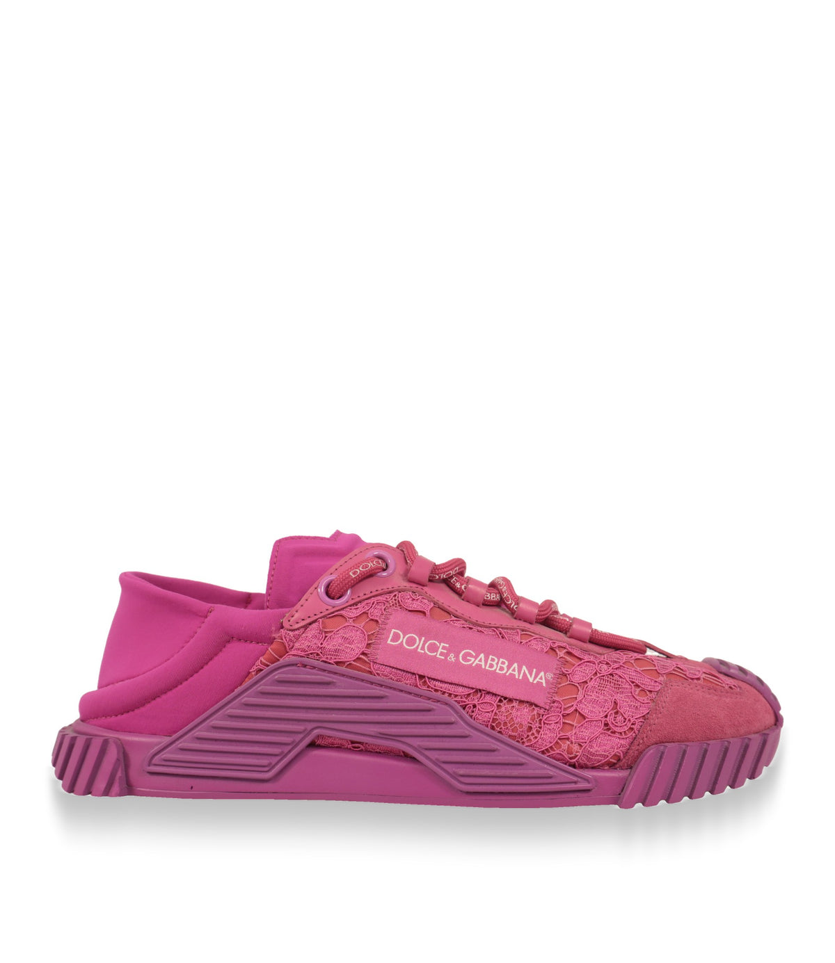 Dolce & Gabbana Sneaker in Pink, Seitenansicht mit Spitzenbesatz und Logo-Label