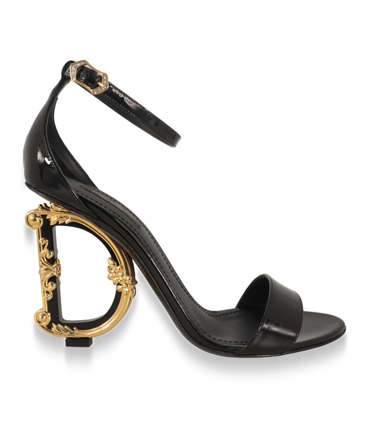 Dolce & Gabbana Sandaletten aus schwarzem Lackleder mit goldenem barockem DG-Absatz in Seitenansicht