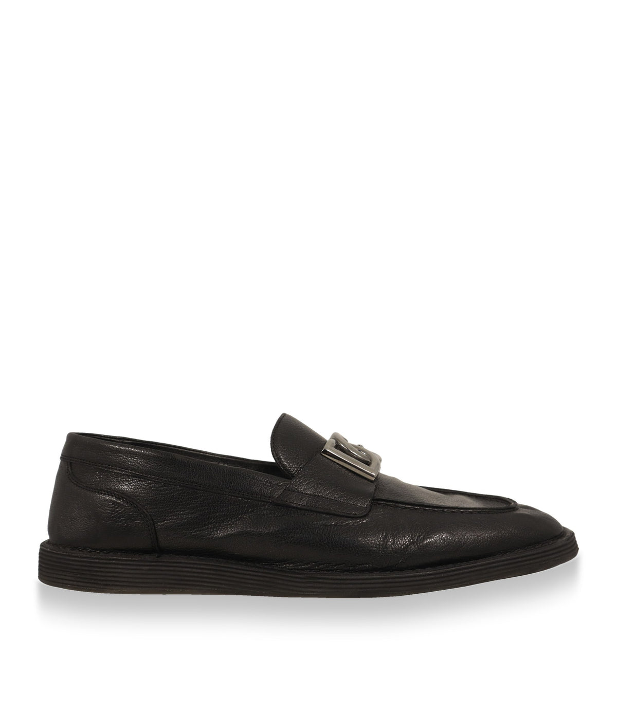 Dolce & Gabbana Loafer aus schwarzem Leder in der Seitenansicht mit silberfarbenem DG-Logo