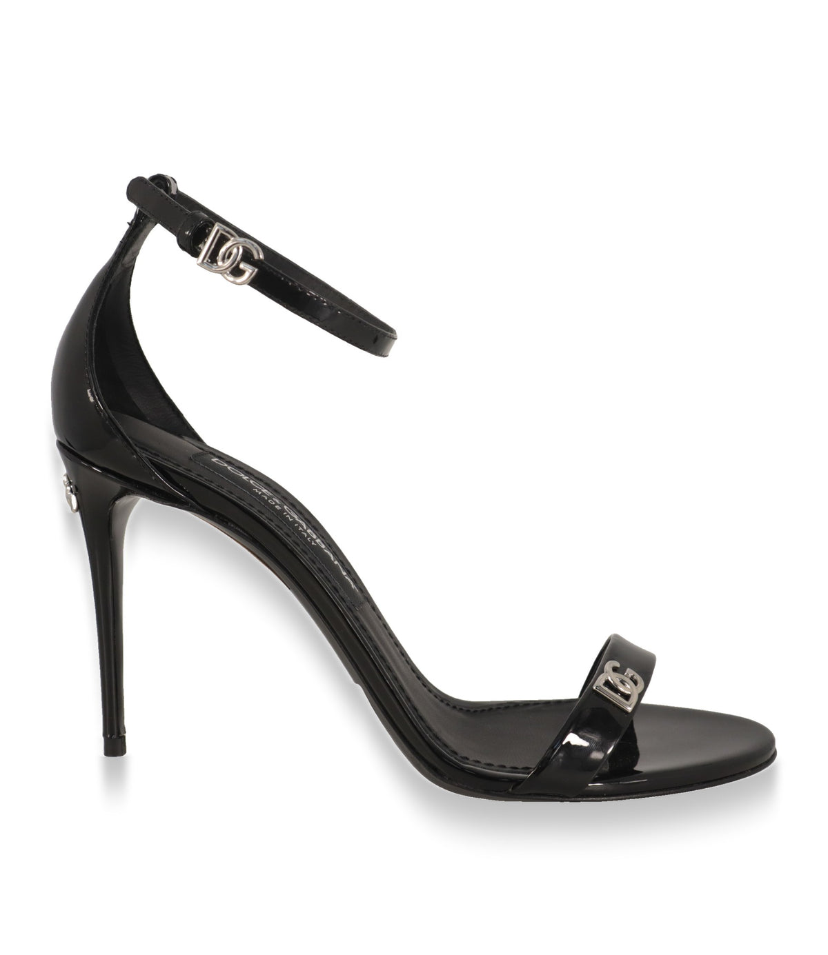 Dolce & Gabbana Sandaletten aus schwarzem Lackleder in Seitenansicht mit Stiletto-Absatz