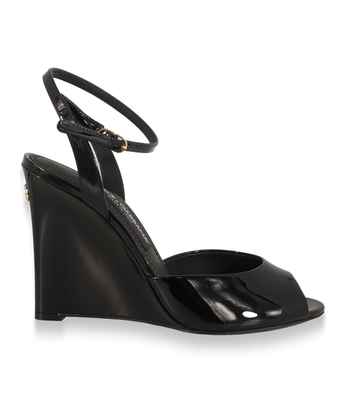 Dolce & Gabbana Sandaletten aus schwarzem Lackleder mit Keilabsatz in der Seitenansicht