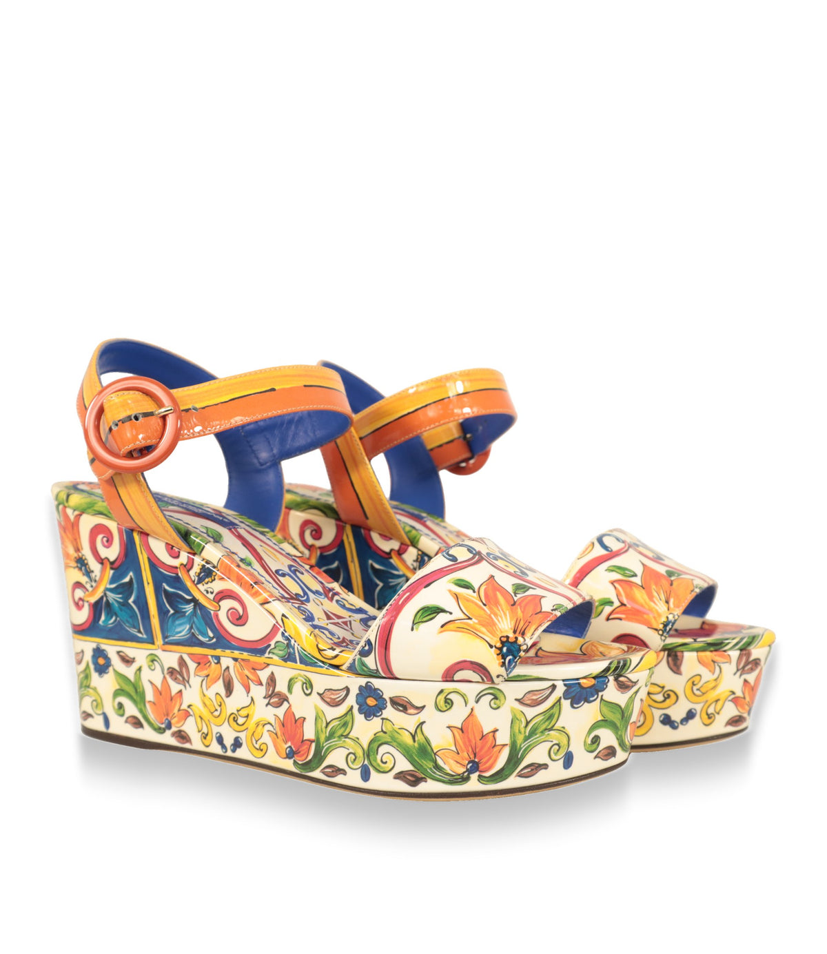 Dolce & Gabbana Plateau-Sandalen aus Lackleder mit Maiolica-Print in Seitenansicht