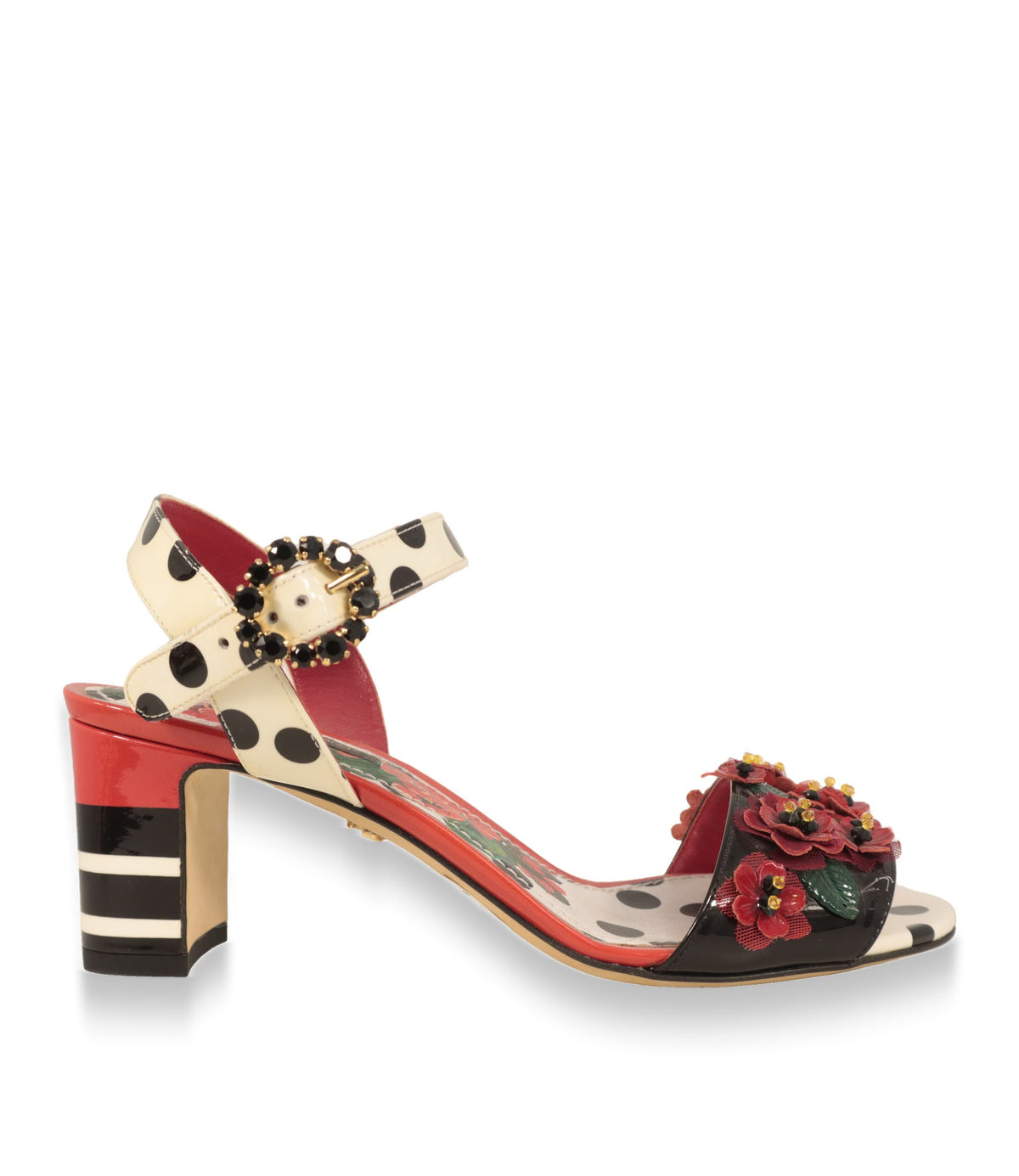 Dolce & Gabbana Sandaletten aus Lackleder in Seitenansicht mit rot-schwarz-weiß gestreiftem Blockabsatz