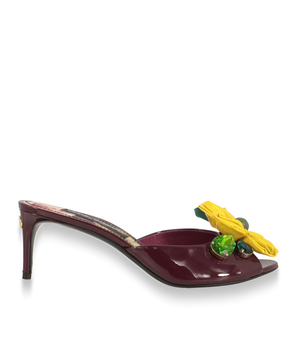 Dolce & Gabbana Mules aus bordeauxfarbenem Lackleder mit gelber Lederblüte in der Seitenansicht