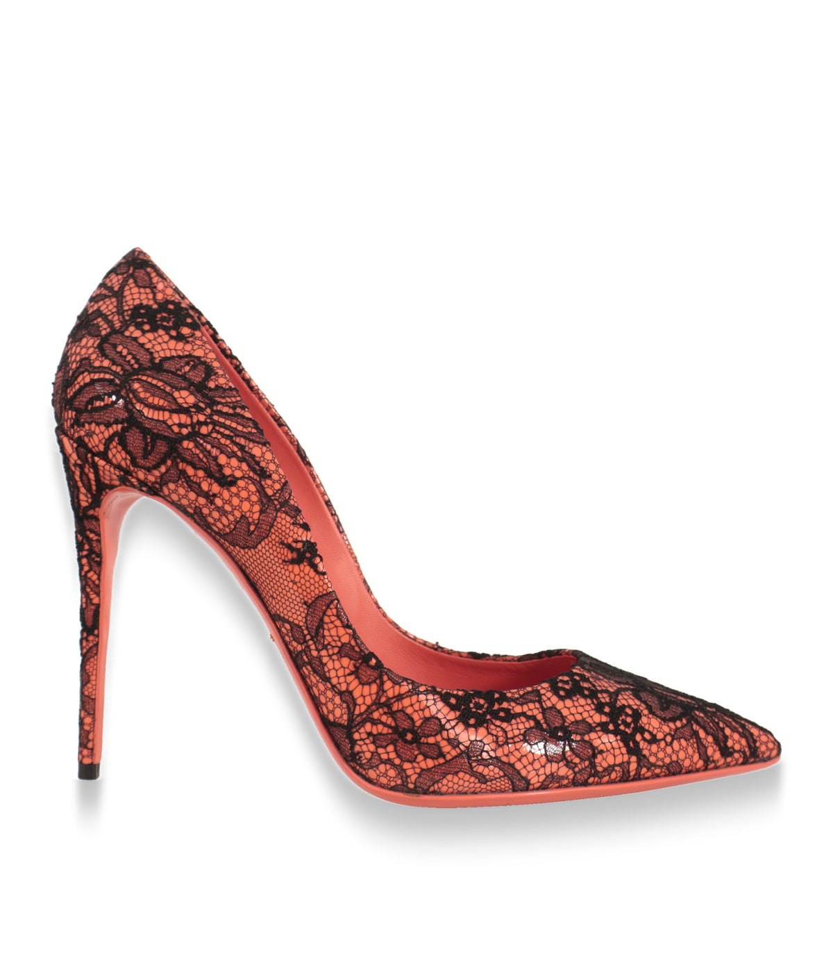 Dolce & Gabbana Pumps in Koralle mit schwarzer Blumenspitze, Seitenansicht mit Stiletto-Absatz