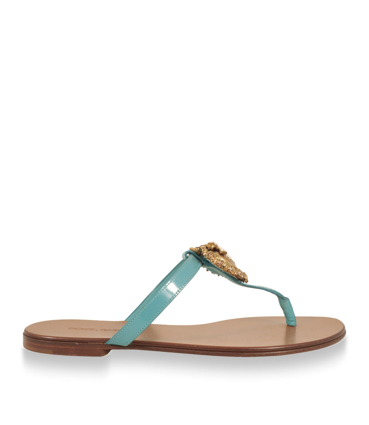 Dolce & Gabbana Sandalen aus türkisem Lackleder in der Seitenansicht mit goldenem Devotion-Herz