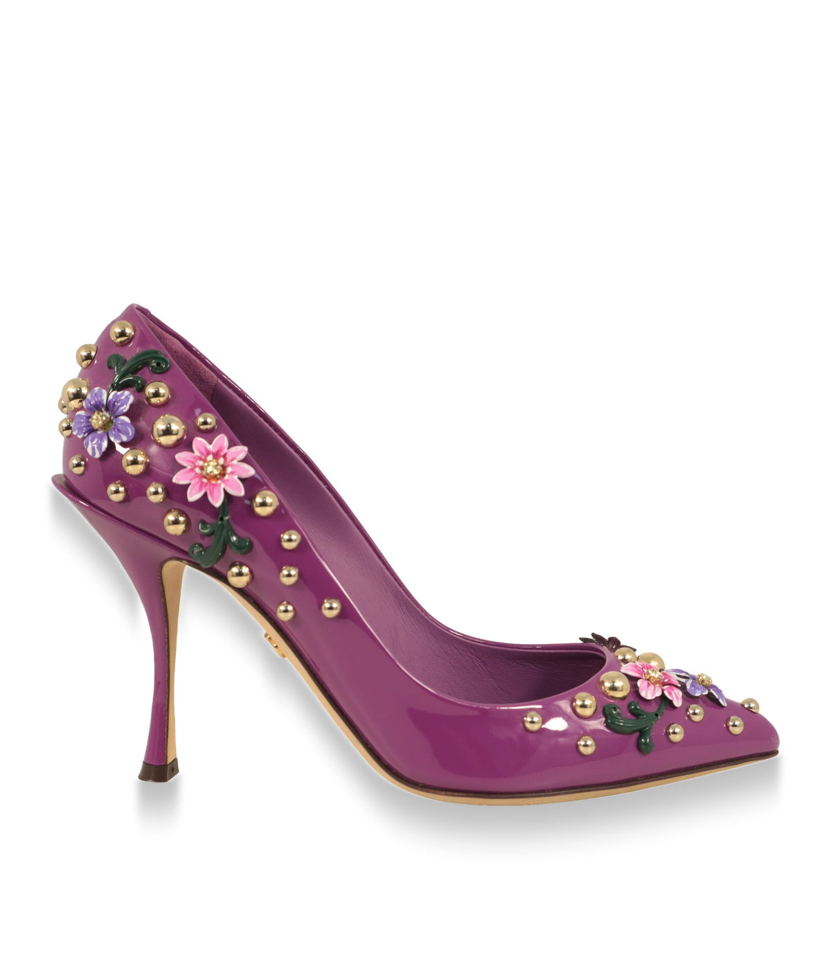 Dolce & Gabbana Pumps aus violettem Lackleder mit Blütenapplikationen und goldenen Nieten in der Seitenansicht