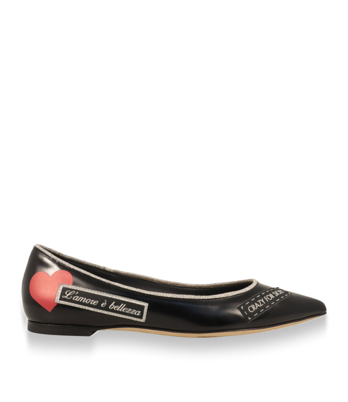 Dolce & Gabbana Ballerinas aus schwarzem Leder in Seitenansicht mit rotem Herz und Schriftzug L'amore è bellezza