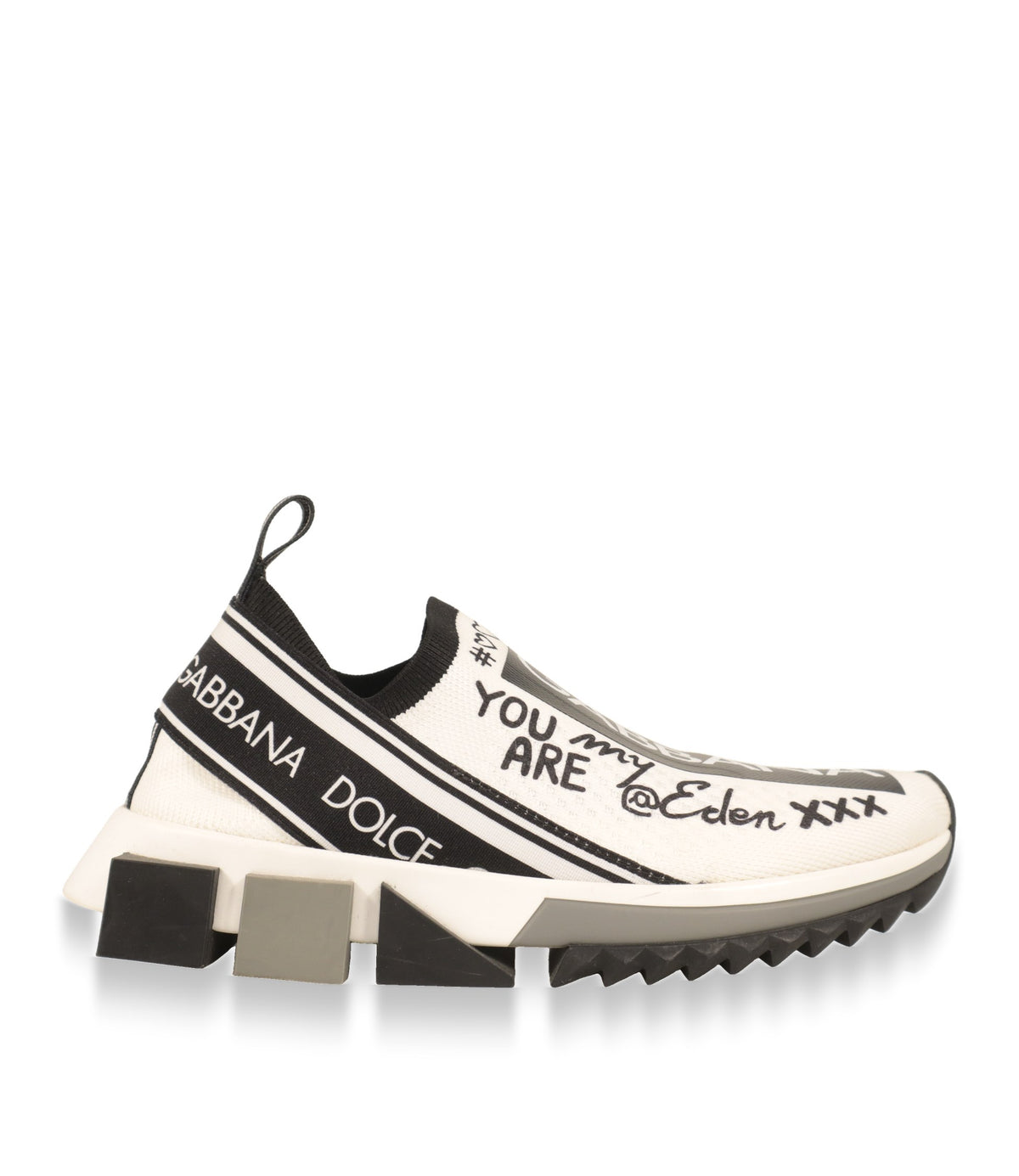 Dolce & Gabbana Slip-On Sneaker in Weiß mit schwarzem Logo-Band und Graffiti-Print, Seitenansicht