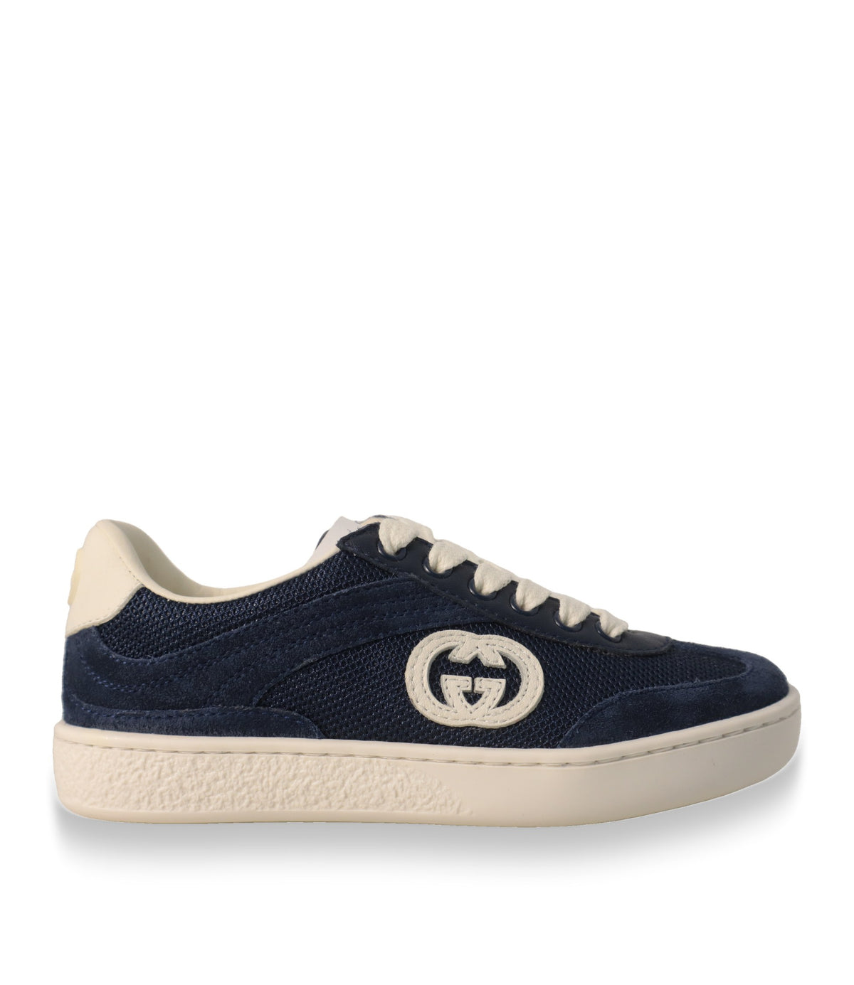 Gucci Sneaker in Marineblau aus Wildleder und Mesh, Seitenansicht mit weißer Gummisohle