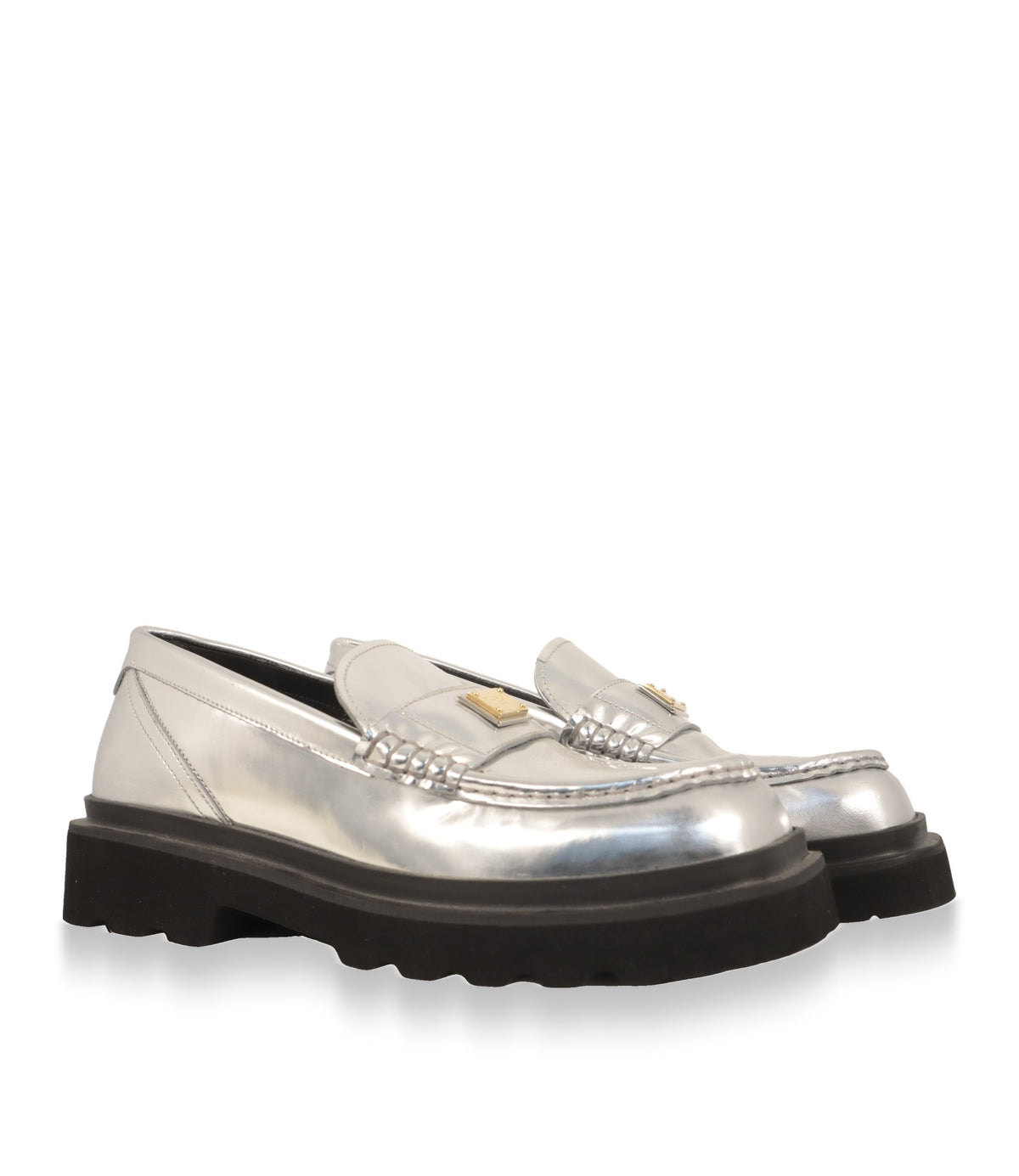 Dolce & Gabbana Loafer Silber, Paar in Schrägansicht mit goldfarbenem Logo-Plättchen