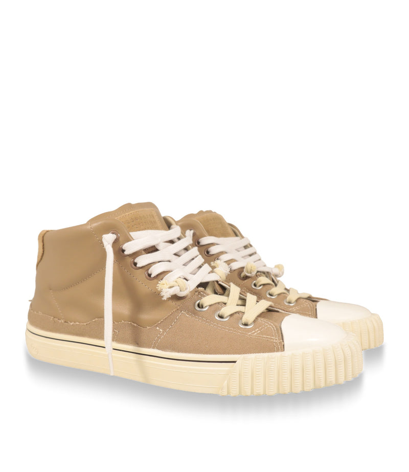 Maison Margiela Herren Sneaker Paar in Beige mit weißer Gummisohle, Schrägansicht