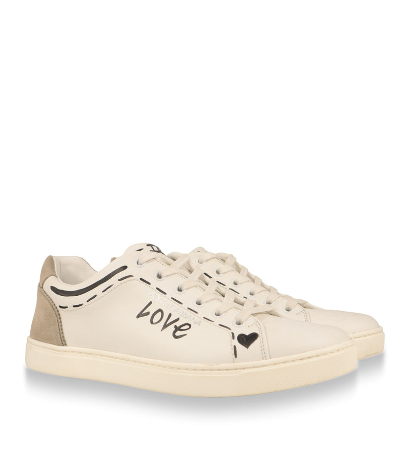 Dolce & Gabbana Sneaker Paar in Weiß mit schwarzem Herz-Print, Schrägansicht