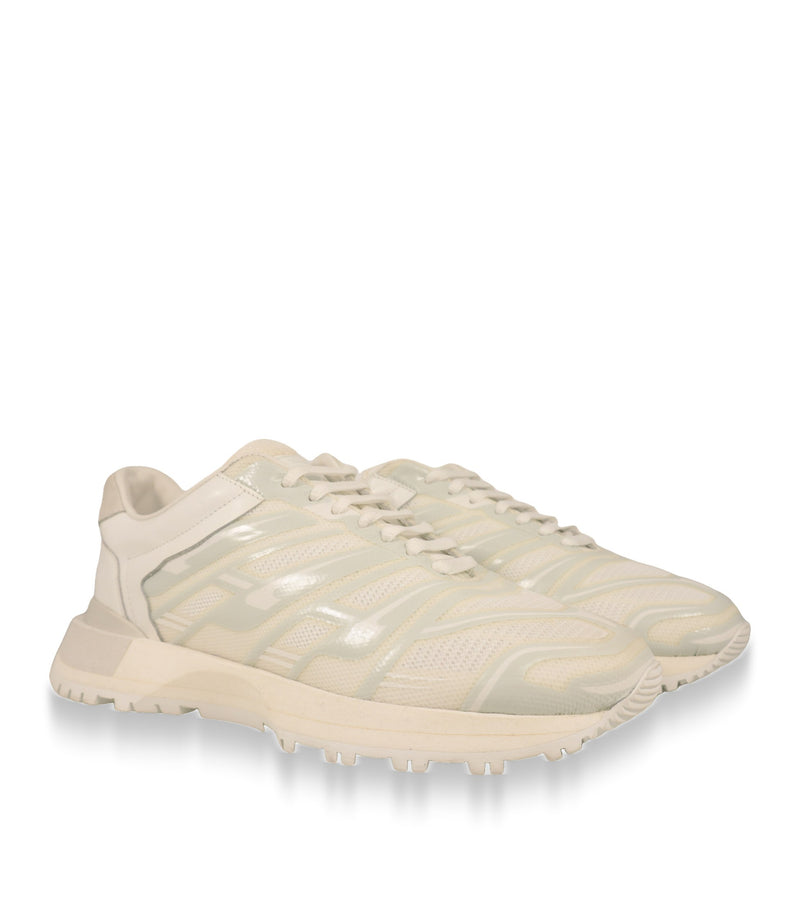Weißer Maison Margiela Sneaker Paar in Dreiviertelansicht mit Mesh-Obermaterial