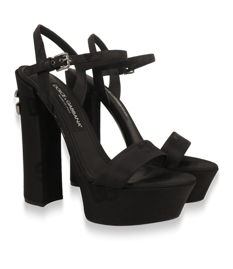 Schwarze Dolce & Gabbana Plateau-Sandalen im Paar, Dreiviertelansicht mit DG-Logo-Fußbett