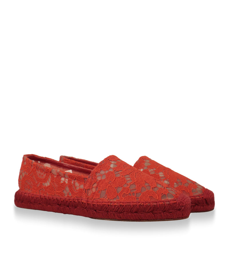 Rote Damen Espadrilles von Dolce & Gabbana aus Spitze, Schrägansicht des Paares
