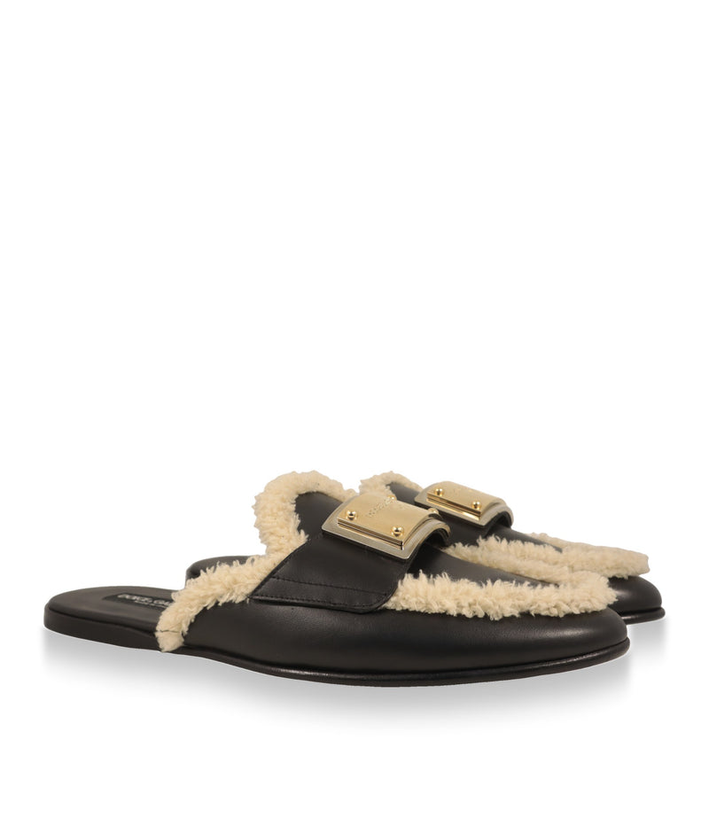 Dolce & Gabbana Slipper Herren in Schwarz mit goldfarbener Logoplatte, Paar in Schrägansicht