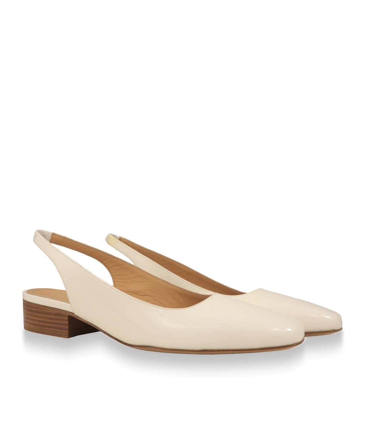Maison Margiela Slingback Pumps Paar in Cremeweiß, Dreiviertelansicht mit elastischem Fersenriemen