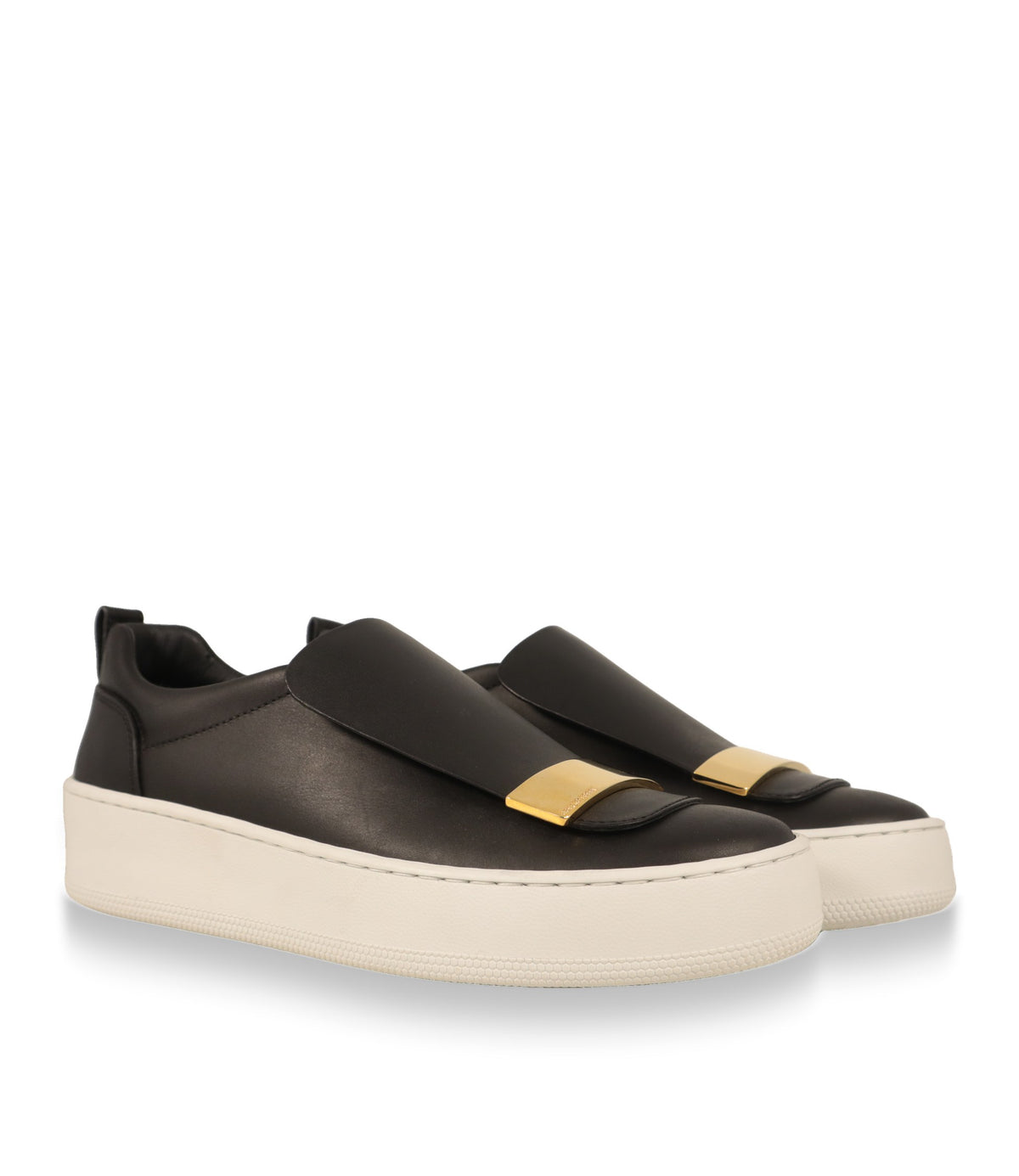 Sergio Rossi Slip-On Sneaker Paar in Schrägansicht mit goldfarbener Metallplatte auf der Lasche