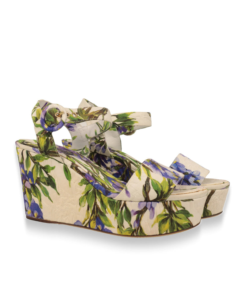 Dolce & Gabbana Plateau-Sandalen mit Iris-Print und Knöchelriemen, Dreiviertelansicht des Paares