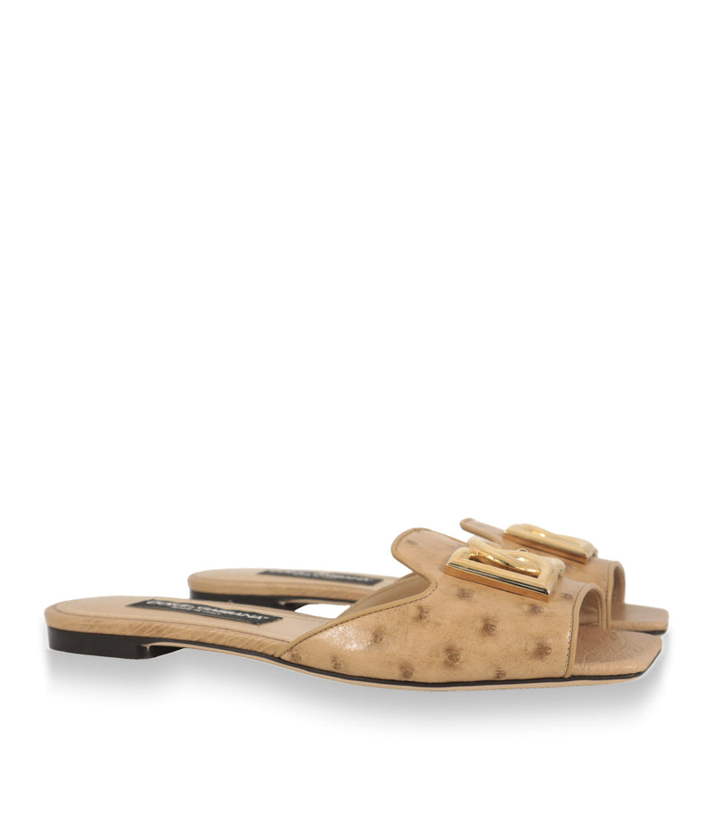 Dolce & Gabbana Pantoletten beige, Dreiviertelansicht mit goldenem DG-Logo
