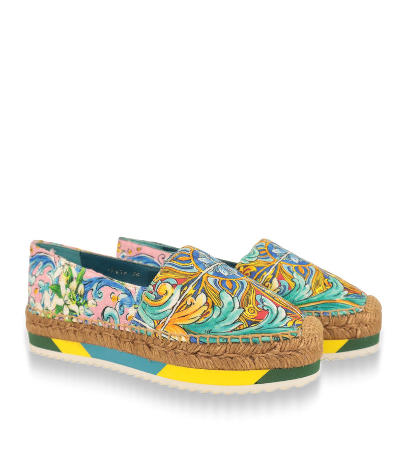 Dolce & Gabbana Damen Espadrilles mit buntem Majolika-Muster und gestreifter Laufsohle im Paar von vorn schräg