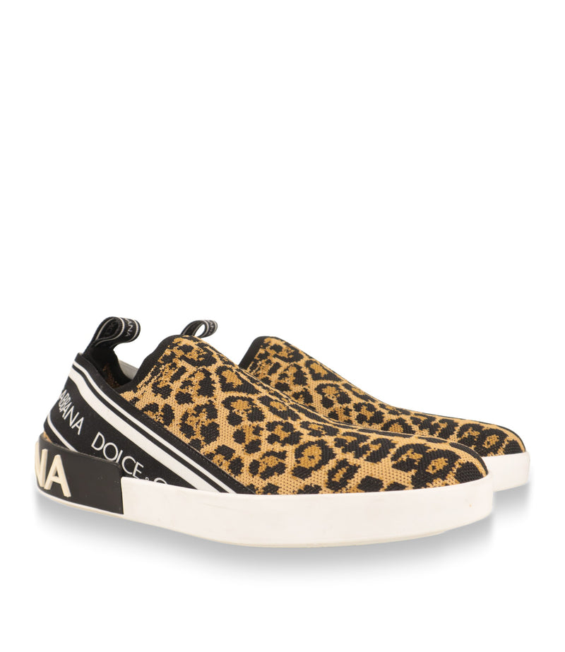 Dolce & Gabbana Sneaker Paar mit Leo-Strick und Logoband in Schrägansicht