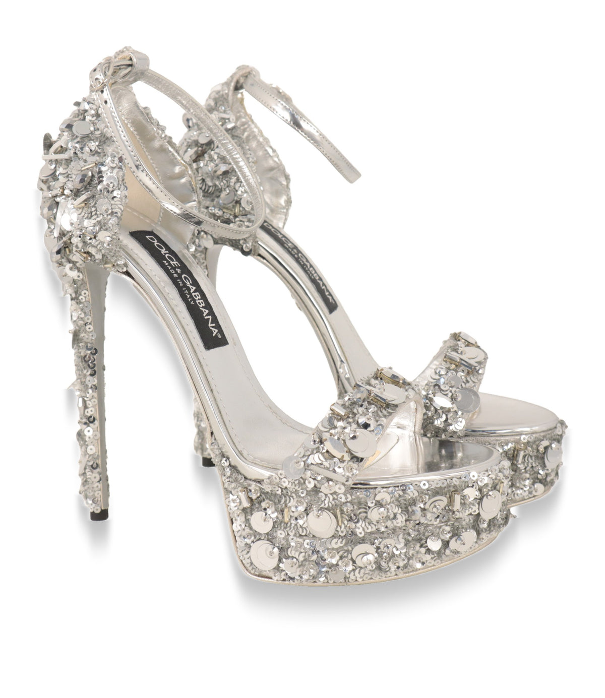 Silberne Dolce & Gabbana Plateau-Sandalen mit Kristallriemen, Dreiviertelansicht des Paares
