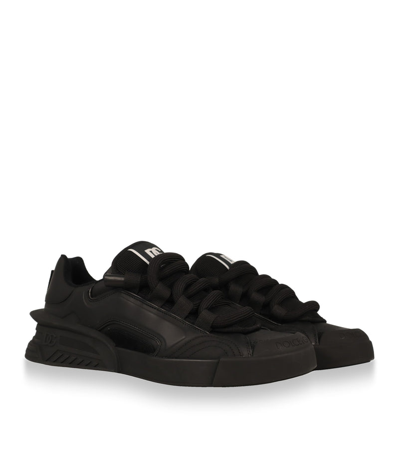 Schwarze Dolce & Gabbana Sneaker Größe 45 im Paar, Schrägansicht mit breiten Schnürsenkeln