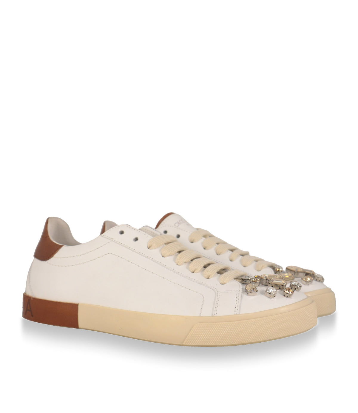 Dolce & Gabbana Sneaker aus weißem Leder mit Kristallen auf der Zehenkappe, Schrägansicht