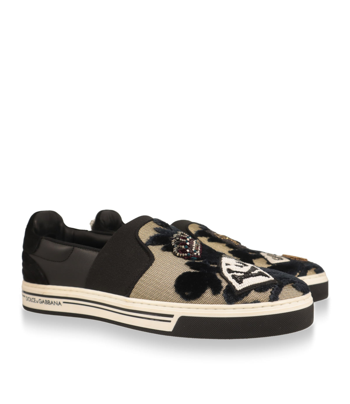 Dolce & Gabbana Slip-On Sneaker aus Samt-Jacquard mit Perlenapplikationen in der Schrägansicht