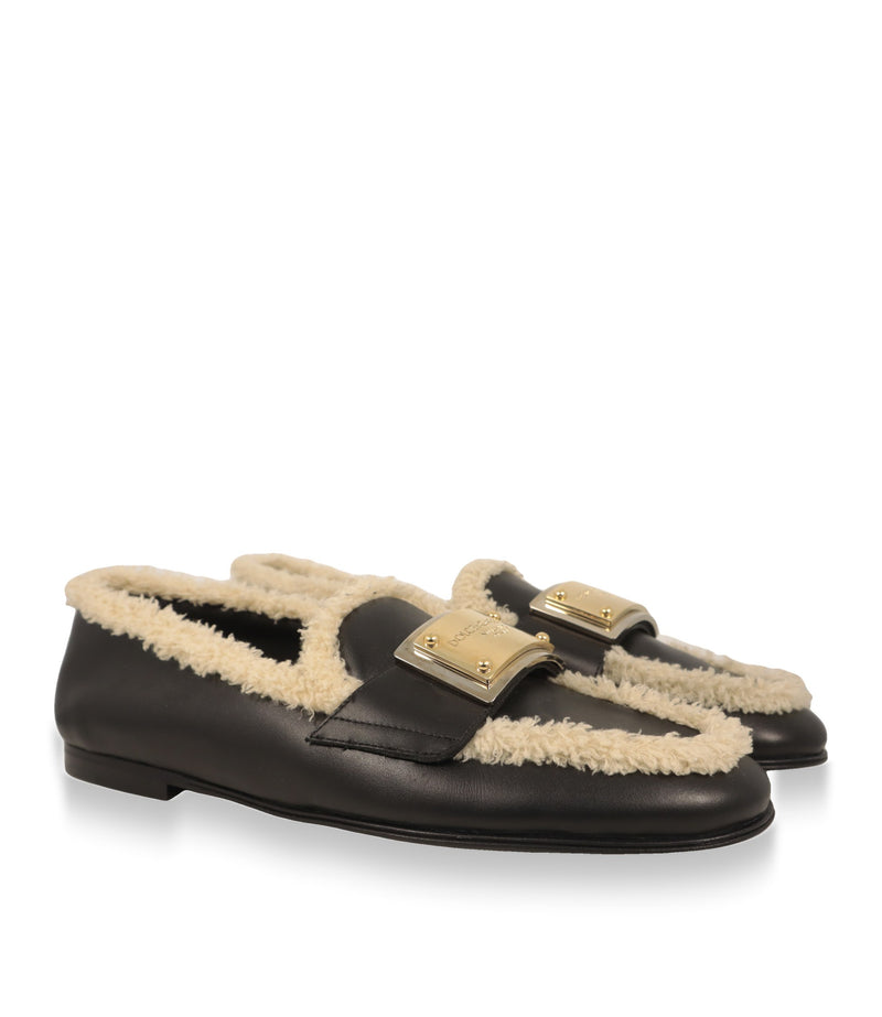 Dolce & Gabbana Loafer Paar in Schwarz mit goldener Logoplakette Schrägansicht