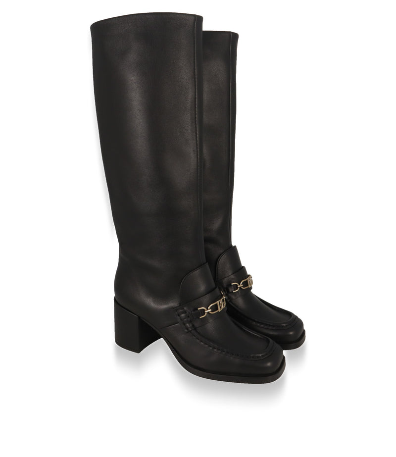 Dolce & Gabbana Lederstiefel Paar in Schrägansicht mit goldfarbenem DG-Kettendetail