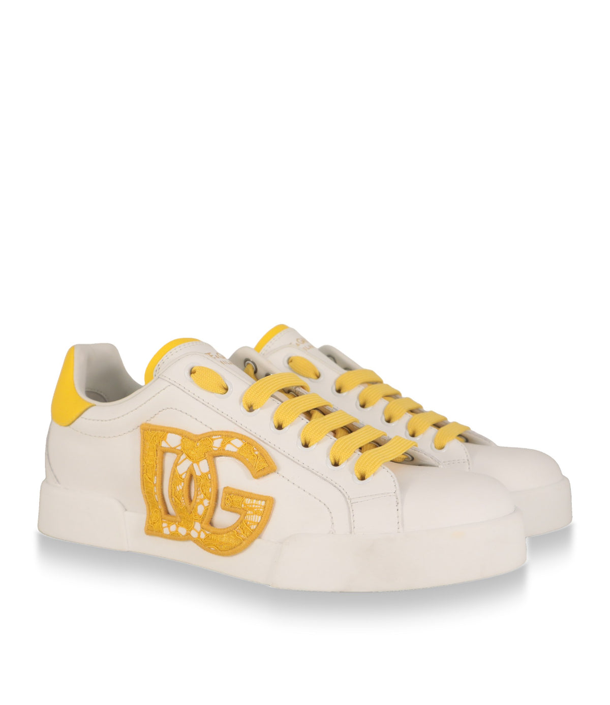 Weiße Dolce & Gabbana Sneaker aus Kalbsleder mit gelben Schnürsenkeln, Dreiviertelansicht