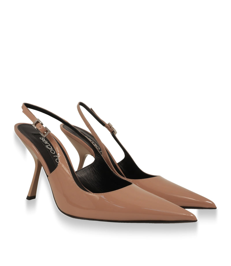 Sergio Rossi Slingback Pumps Lackleder beige, Paar in Dreiviertelansicht mit Kristallschnalle