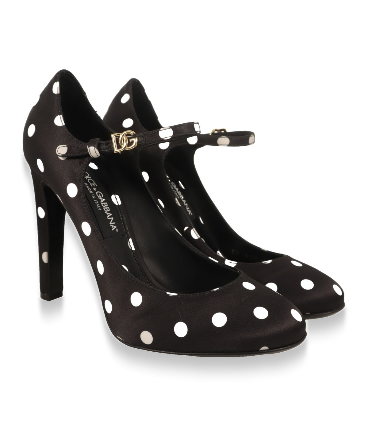 Dolce & Gabbana Mary Jane Pumps aus Satin, Paar in Schrägansicht mit goldfarbenem DG-Logo