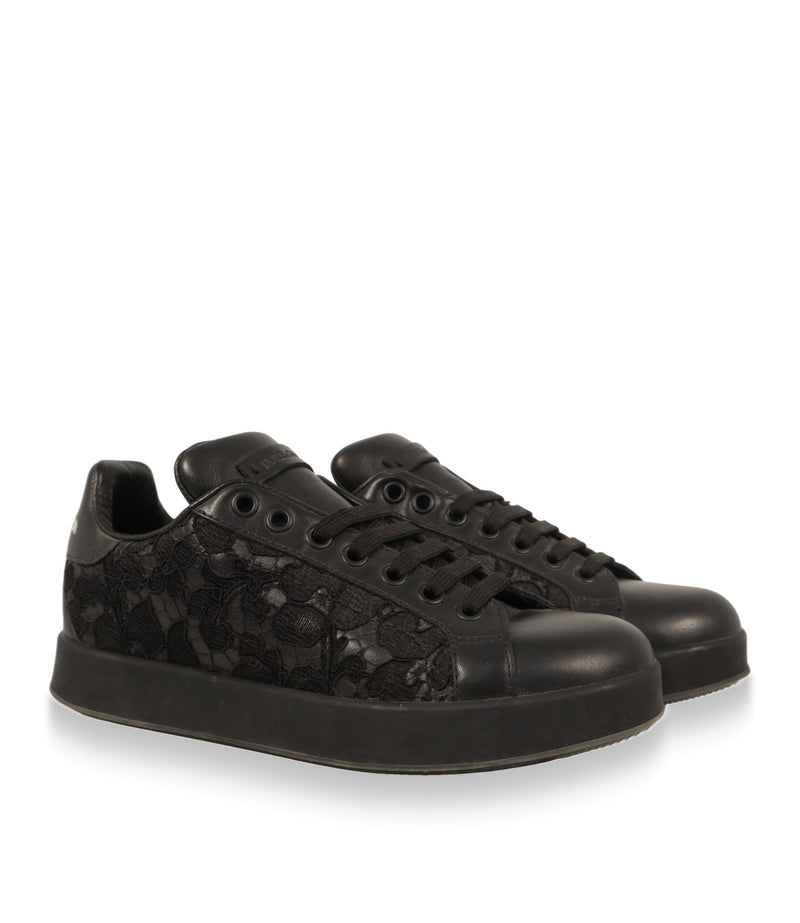 Schwarze Dolce & Gabbana Damen Sneaker aus Leder mit Spitze, Schrägansicht des Paares